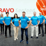 Bilde av gjengen i Bravo Seafood foran Bravo-traileren - bravoseafood.no