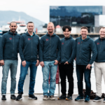 Bilde av alle ansatte i Bravo Seafood på kaien i Florø - bravoseafood.no